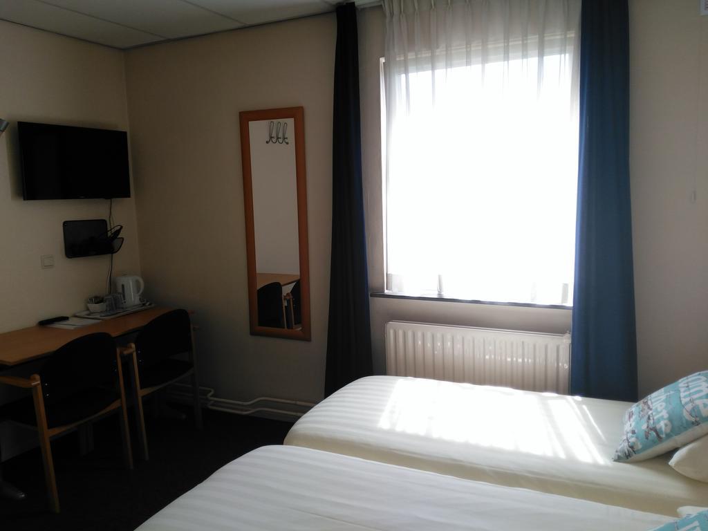 Small Twin Room,688348074:JPEG